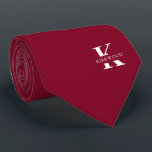 Cravate Élégant Monogramme Bourgogne brillant | Blanc<br><div class="desc">Une cravate élégante avec un monogramme blanc audacieux sur un arrière - plan bordeaux et brillant. En haut de ce monogramme se trouve votre prénom ou votre nom de famille épelé dans toutes les capitales. Si vous préférez un look plus audacieux pour le nom personnel à l'intérieur de la grande...</div>
