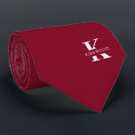 Cravate Élégant Monogramme Bourgogne brillant | Blanc|Sur<br><div class="desc">Une cravate élégante avec un monogramme blanc audacieux sur un arrière - plan bordeaux et brillant. En plus de ce monogramme est inscrit votre prénom ou nom de famille dans toutes les capitales. Plus de 40 couleurs uniques sont disponibles en version unilatérale et biface. Vous pouvez les parcourir en cliquant...</div>