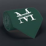 Cravate Élégant Monogramme et nom Emerald Green Personnali<br><div class="desc">Monogramme et cadeaux de nom élégants personnalisés avec monogramme personnalisé dans le style de police serif classique avec boîte de nom au milieu du monogramme.</div>