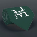 Cravate Élégant Monogramme et nom Emerald Green Personnali<br><div class="desc">Monogramme et cadeaux de nom élégants personnalisés avec monogramme personnalisé dans le style de police serif classique avec boîte de nom au milieu du monogramme.</div>