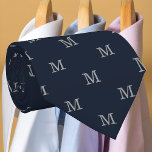 Cravate Élégant Monogramme gris bleu marine Personnalisé<br><div class="desc">Customisez le texte et créez facilement votre cravate personnalisée. Cliquez sur MODIFIER LA CONCEPTION, puis sur ARRIÈRE - PLAN pour modifier la couleur de l'arrière - plan. Vous pouvez TRANSFÉRER cette conception à d'autres produits Zazzle et l'ajuster à la plupart des articles Zazzle. Merci pour le choix de nos conceptions...</div>
