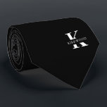 Cravate Élégant monogramme | Noir | Sur un côté<br><div class="desc">Une cravate élégante avec un monogramme blanc audacieux sur un arrière - plan noir. En plus de ce monogramme est inscrit votre prénom ou nom de famille dans toutes les capitales. Si vous préférez un look plus audacieux pour le nom personnel à l'intérieur de la grande lettre, vous pouvez faire...</div>