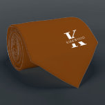 Cravate Élégant Monogramme orange épice   Nom | Sur un côt<br><div class="desc">Une élégante cravate à un côté avec un monogramme blanc audacieux sur un arrière - plan de couleur orangée Spice. En plus de ce monogramme est inscrit votre prénom ou nom de famille dans toutes les capitales. Plus de 40 couleurs uniques sont disponibles en version unilatérale et biface. Vous pouvez...</div>