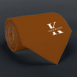 Cravate Élégant Monogramme orange épice   Nom | Sur un côt<br><div class="desc">Une élégante cravate à un côté avec un monogramme blanc audacieux sur un arrière - plan de couleur orangée Spice. En plus de ce monogramme est inscrit votre prénom ou nom de famille dans toutes les capitales. Plus de 40 couleurs uniques sont disponibles en version unilatérale et biface. Vous pouvez...</div>