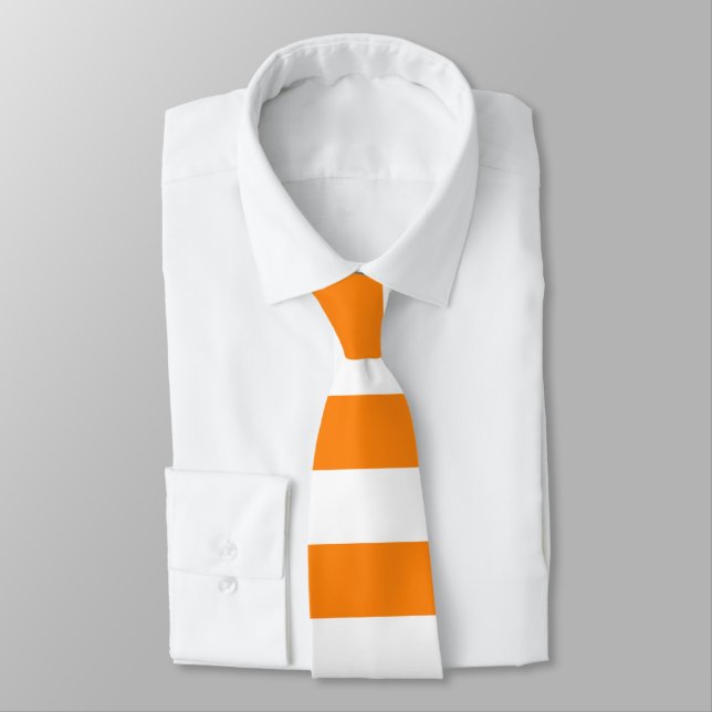 Cravate en bande orange et blanche (Attaché)