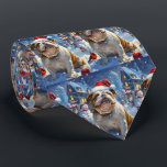 Cravate English Bulldog Winter Wonderland Christmas Joie<br><div class="desc">Ce design festif reflète l'esprit joyeux de la période des fêtes, avec un adorable petit portant un chapeau de Père Noël. Le chien est niché dans un pays des merveilles hivernales, avec un bonhomme de neige, un sapin de Noël décoré et des cadeaux joliment emballés. Les flocons de neige tombent...</div>