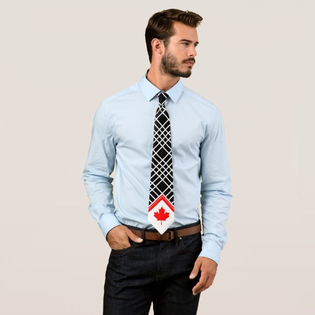 Cravate Érable canadien sur motif croisé noir et blanc (En situation)