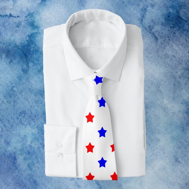 Cravate Etoiles Rouge Bleu Motif Blanc Arrière - plan (A fun tie with red and blue stars on a white background)