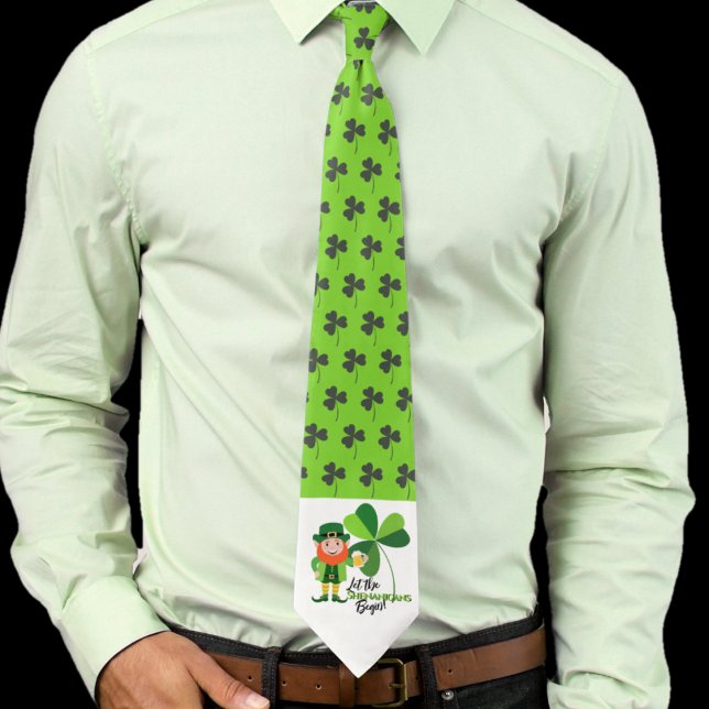 Cravate Farceur Saint-Patrick Shamrocks Shenaningans (In situ on a light green shirt)