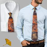 Cravate Feuillage d'automne<br><div class="desc">Découvrez la beauté de l'automne avec ce cravate époustouflant avec une photo de feuilles tombés. Les teintes marron et orange rustiques complèteront parfaitement n'importe quelle tenue,  ce qui en fait un accessoire saisonnier ou un cadeau réfléchi pour un amoureux de la nature.</div>
