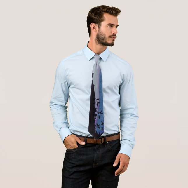 Cravate feuille noire avec pastel bleu lilas abstrait (En situation)