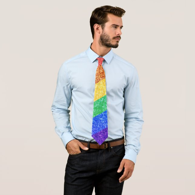 Cravate Fierté LGBTQA+ arc-en-ciel (En situation)