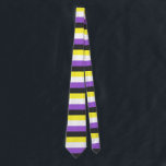 Cravate Flag non-binaire<br><div class="desc">Chez nous,  tu trouveras une collection unique avec des motifs modernes,  cool et amusants de pride non-binaire. Fouille dans notre diversité et trouve ta partie favorite !</div>
