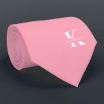 Cravate Flamant rose rose élégant Monogramme   Nom un côté<br><div class="desc">Une cravate élégante avec un monogramme blanc audacieux sur un arrière - plan rose Flamant rose. En plus de ce monogramme est inscrit votre prénom ou nom de famille dans toutes les capitales. Plus de 40 couleurs uniques sont disponibles en version unilatérale et biface. Vous pouvez les parcourir en cliquant...</div>