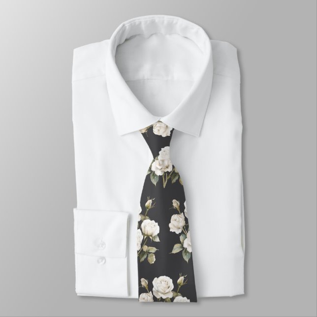Cravate Fleurs blanches sur un homme élégamment habillé (Attaché)