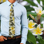 Cravate Fleurs de Plumeria Jaune Mariage tropical<br><div class="desc">Des fleurs de plumeria jaune cravate pour le marié et les groomsmen, ou porter à un mariage hawaïen. Un motif complet de fleur de frangipaniers aux bourgeons de blanc, jaune et vert recouvre cette cravate, avec un fond gris-vert foncé. Chaque fleur ouverte est jaune doré au centre et s'estompe en...</div>