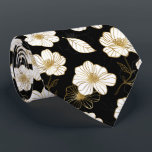 Cravate Fleurs d'or blanc Noir<br><div class="desc">Un beau motif de fleurs blanches et dorées sur le noir, le cravate de cet homme est cool pour le bureau, une nuit en ville, un mariage, votre propre cérémonie de mariage, pour le marié ou les groomsmen ou donner en cadeau à votre mari, père, frère ou meilleur ami. Plus...</div>