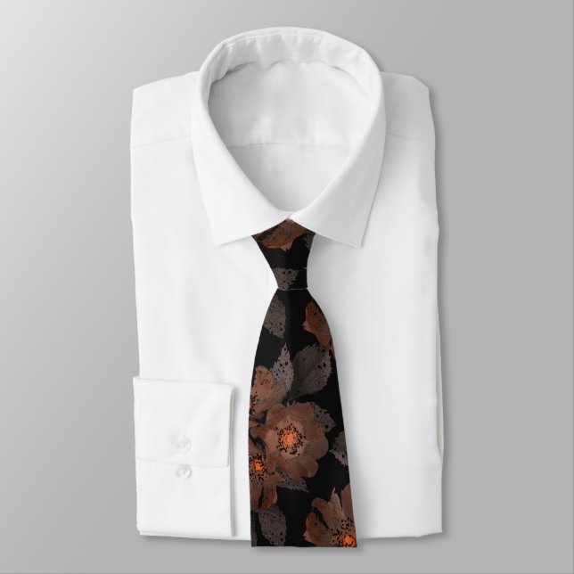 Cravate Fleurs orange et marron sur fond noir. (Attaché)