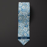 Cravate Floral bleu glace, blanc et or<br><div class="desc">Obtenez un look moderne et élégant avec notre Cravate Floral Ice Blue,  White et Gold. Le mélange de bleu glace,  blanc et or crée un aspect élégant et luxueux. Ne manquez pas l'occasion de l'associer à nos chaussettes assorties pour un ensemble complet.</div>