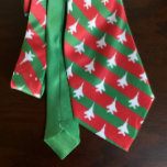 Cravate Frappe verte et rouge F-15E Motif Noël<br><div class="desc">Un peu ringard et très amusant, ce cravate est doté d'un motif d'aigles blancs sur un arrière - plan de rayures rouges et vertes, ce qui en fait l'accessoire parfait pour votre fête de l'escadron ou service d'église de Noël. L'envers de la cravate est vert et a un texte personnalisable...</div>