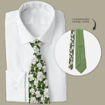 Cravate Gardenia Blanche Floral Personnalisé<br><div class="desc">Gardenia Blanche Flore Cou personnalisé. Personnalisé sur le dos avec la date de mariage et le nom de la mariée et du marié.</div>