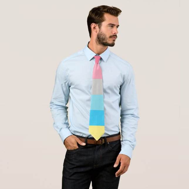 Cravate Genderflux rose gris bleu jaune rayé LGBT (En situation)
