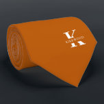 Cravate Ginger Orange Élégant Monogramme   Nom | Deux côté<br><div class="desc">Une cravate élégante avec un monogramme blanc audacieux sur un arrière - plan couleur Ginger. En plus de ce monogramme est inscrit votre prénom ou nom de famille dans toutes les capitales. Plus de 40 couleurs uniques sont disponibles en version unilatérale et biface. Vous pouvez les parcourir en cliquant sur...</div>