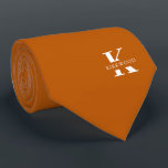 Cravate Ginger Orange Élégant Monogramme   Nom | Sur un cô<br><div class="desc">Une élégante cravate à un côté avec un monogramme blanc audacieux sur un arrière - plan couleur Ginger. En plus de ce monogramme est inscrit votre prénom ou nom de famille dans toutes les capitales. Si vous préférez un look plus audacieux pour le nom personnel à l'intérieur de la grande...</div>