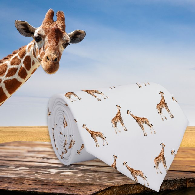 Cravate Giraffes Motif de la faune gris clair (A pale silver-gray tie with whimsical pattern of giraffes)