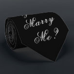 Cravate Gold Will You Marry Me Proposition Script Élégant<br><div class="desc">Magnifique et élégant cravate "Will You Marry Me ?" Lancez une fête de proposition ! À quel point cela serait-il amusant ? Portez cette cravate et voyez combien de temps il reste avant qu'elle ne réalise ce qu'est le message. Un si grand souvenir à faire. Cela fera de votre proposition...</div>