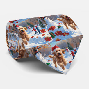 Cravate Goldendoodle courant dans la neige avec un chapeau