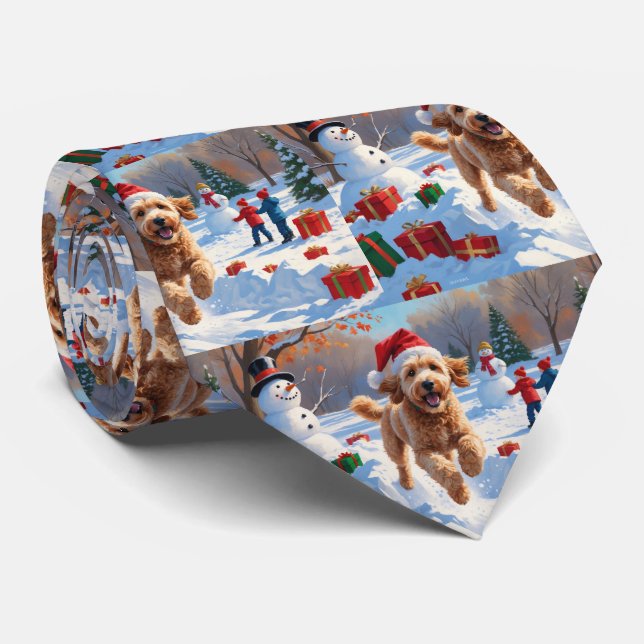 Cravate Goldendoodle courant dans la neige avec un chapeau (Roulé)
