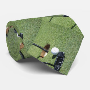 Cravate Golf Ball Et Putter Sur Le Vert,
