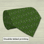 Cravate Golf clubs motif forêt verte<br><div class="desc">Traversée de clubs de golf sur un arrière - plan vert de forêt. Ce design est simple et élégant pour un golfeur passionné. Convient également pour les anniversaires,  Noël ou Fête des pères. Ou comme un cadeau de remerciement pour un entraîneur sportif.</div>