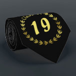 Cravate Graduation Classe sur mesure Année Gold Laurel Wre<br><div class="desc">Ces cravates formelles facilement personnalisées sont parfaites pour une cérémonie de remise de diplômes ou une fête de réunion au lycée ou à l'université. Les cravates sont noirs à l'avant et à l'arrière (mais vous pouvez "Customiser" de chaque côté pour changer la couleur). En bas de l'avant, la cravate a...</div>