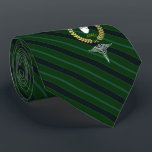 Cravate Green de coeur du cardiologue | de docteur<br><div class="desc">Une cravate personnalisée rayée verte a travaillé pour le cardiologue du docteur | de coeur et avec le vôtre ou le monogramme de votre destinataire de cadeau à l'intérieur d'une guirlande de feuille d'or de faux.</div>