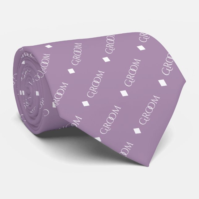 Cravate Groom - Texte blanc répété sur Lavender (Roulé)