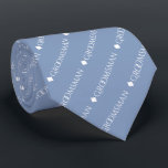 Cravate Groomsman Répéter le texte blanc sur bleu clair<br><div class="desc">Ce cravate amusant est l'accessoire parfait pour les groomsmen de votre mariage. Il présente un design simple mais élégant avec le mot "groomsman" écrit en fantaisie tout texte blanc majuscule répétant dans un motif en diagonale sur un arrière - plan bleu clair gris. Une façon idéale d'ajouter un peu de...</div>