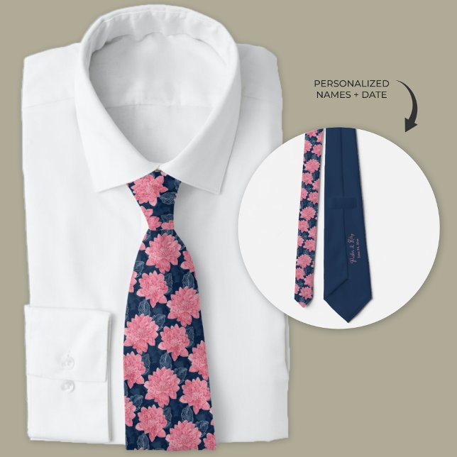 Cravate Groomsmen rose et bleu marine (Pink dahlia floral wedding neck tie.)