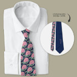 Cravate Groomsmen rose et bleu marine Hydrangea<br><div class="desc">Le "Pink Hydrangea Personalized Watercolor Cravate" est un accessoire étonnant qui capte l'essence de la beauté naturelle et de la personnalisation, ce qui en fait un choix idéal pour les cadeaux d'amoureux, en particulier pour les couples qui planifient des mariages de printemps ou d'été. Inspiré par les fleurs luxuriantes d'hydrangées...</div>