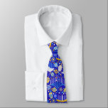 Cravate Hanoukka maximale<br><div class="desc">Des dreidels colorés,  des menorahs et des étoiles sur un riche arrière - plan bleu.</div>