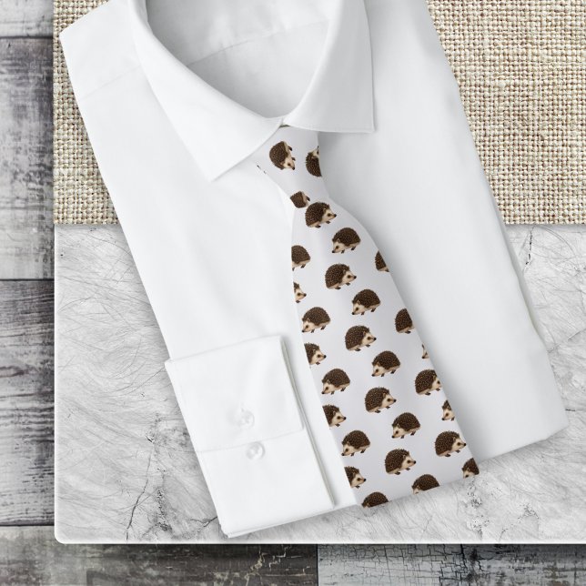Cravate Hérisson Faune Nature Motif Platine Gris (A stylish tie for wildlife lovers, with a pattern of cute hedgehogs on a pale silver-gray background)