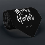 Cravate Homme d'honneur | Style de script Mariage Customis<br><div class="desc">Ce n'est pas votre servante d'honneur. Mais, ton homme d'honneur. Demandez-lui de rester à vos côtés le jour spécial du mariage avec cette cravate unique. Il présente les mots "Man of Honor" dans un texte élégant de style script. En dessous, il y a un endroit pour son nom ou ses...</div>