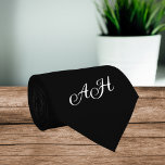 Cravate Initiales noires Groomsmen Monogramme Monogramme<br><div class="desc">Elégante cravate en monogramme noir. Moderne,  tendance,  groomsmen,  cravate des initiales. Parfait pour mariage,  anniversaire,  Fête des pères. Personnalisez-le avec votre initial.</div>