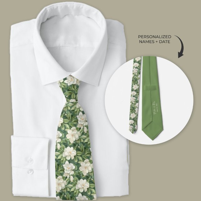 Cravate Jardin luxuriant Gardenia vert et blanc Floral (Lush green and white gardenia floral pattern wedding necktie.)