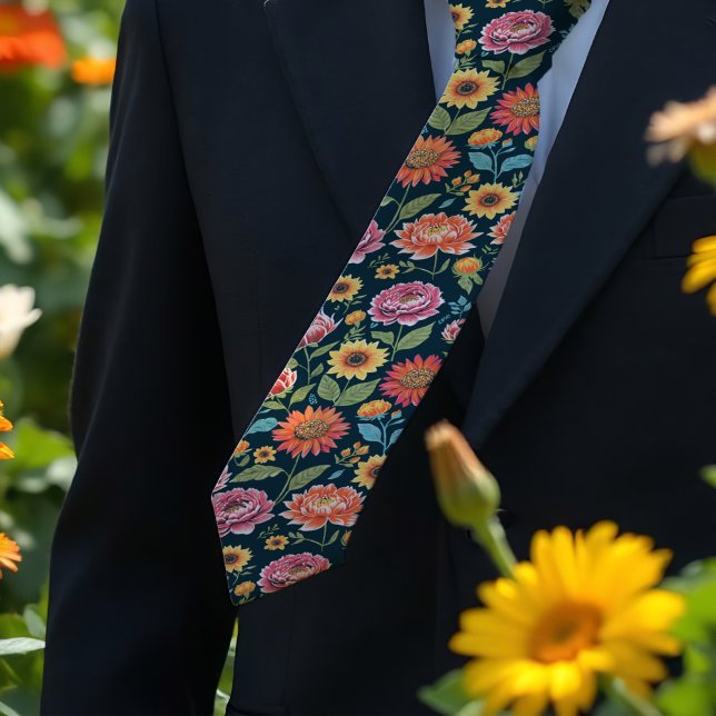 Cravate Jolie fleur d'été fleurie colorée sur le noir. (Vibrant floral tie on black, for outdoor summer weddings or work. Great groom or groomsman gift.)