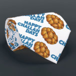 Cravate Joyeux Jours de Challah Pain de Fête Hanoukka Chan<br><div class="desc">Il présente une illustration originale d'une miche de pain d'allah tressé,  avec HAPPY CHALLAH DAYS dans une police amusante. Super pour Hanoukka ! Ne vois-tu pas ce que tu cherches ? Vous avez besoin d'aide pour la personnalisation ? Contactez ce concepteur pour avoir quelque chose créé juste pour vous.</div>