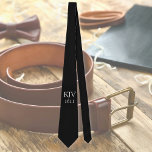 Cravate KJV 1611 Chrétien noir et blanc<br><div class="desc">Une déclaration simple mais profonde de votre amour de la Bible du Roi Jacques préservée KJV 1611 de Dieu. Noir et blanc. Accessoires pour costumes.</div>