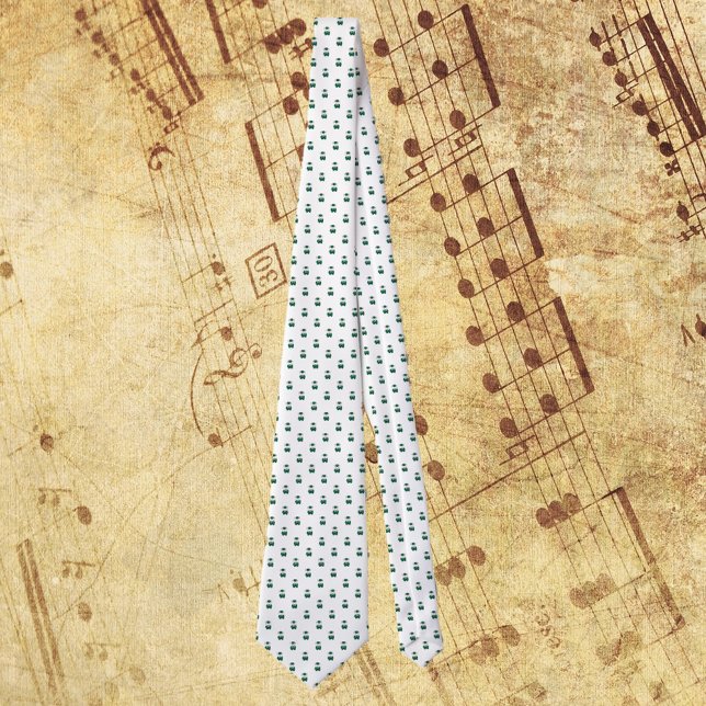 Cravate Lapin de groupe de majorettes à clarinette vert et (A tie with a pattern of rabbits playing the clarinet in green & gold marching band uniform.)