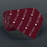 Cravate Le meilleur homme répétant le texte blanc sur la B<br><div class="desc">Ce cravate amusant est l'accessoire parfait pour le meilleur homme de votre mariage. Il présente un design simple mais élégant avec les mots "Best Man" écrit en fantaisie tout texte blanc majuscule répétant dans un motif en diagonale sur un arrière - plan bordeaux ou marron. Il y a des diamants...</div>